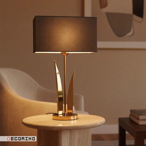 آباژور رومیزی طلایی مدرن مدل لاله در دکوراسیون اتاق نشیمن