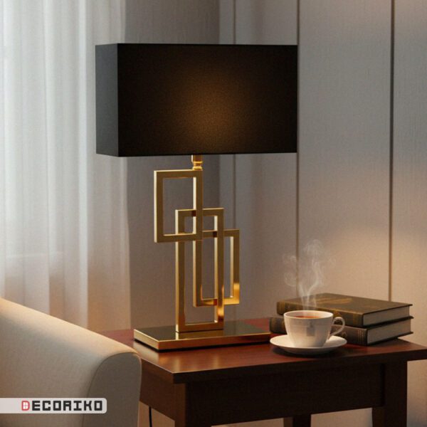 آباژور رومیزی طلایی مدل مشبک روشن در اتاق نشیمن