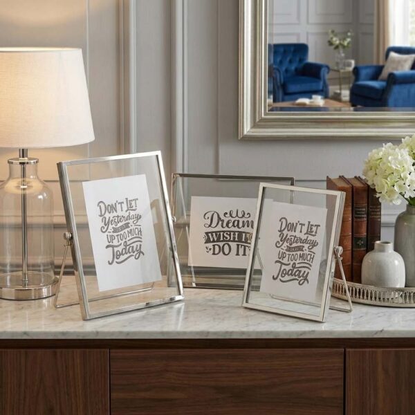 دکوراسیون قاب عکس رومیزی فلزی نقره‌ای مدرن روی میز کنسول.