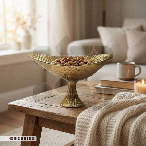 ظرف آجیل خوری طلایی رنگ طرح اوشن روی میز پذیرایی