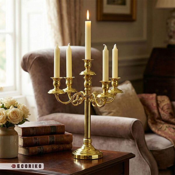 شمعدان ۵ شعله طلایی کلاسیک روی میز چوبی مناسب دکوراسیون گرم