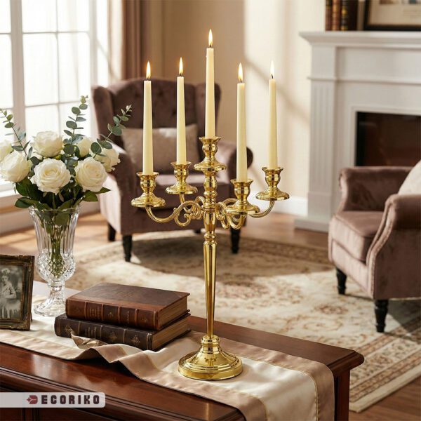 شمعدان ۵ شعله فلزی طلایی مدل سیلوین با شمع‌های روشن روی رانر میز