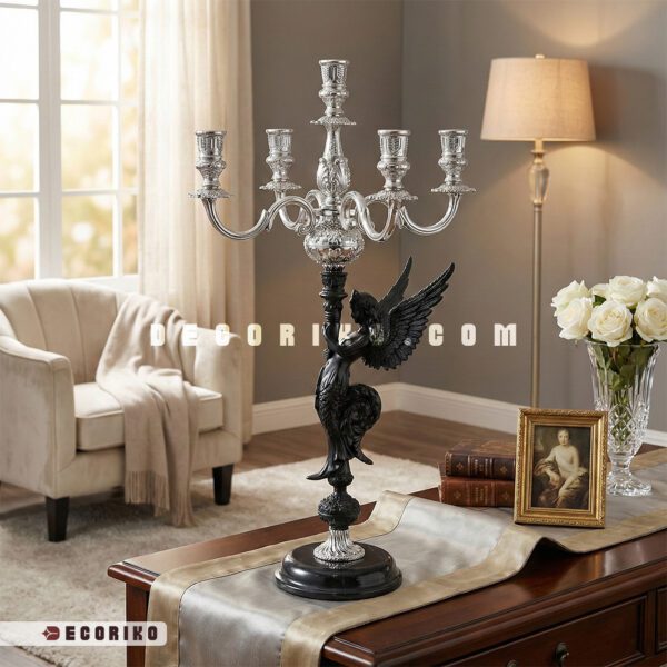 شمعدان پنج شعله فرشته نقره‌ای در دکوراسیون منزل
