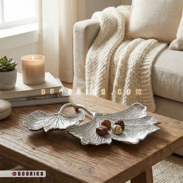 چیدمان ظرف پذیرایی طرح برگ روی میز جلو مبلی چوبی با شکلات