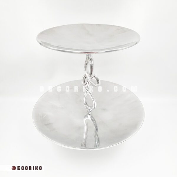 شیرینی خوری آلومینیومی دو طبقه طرح پیچ با ظاهر براق و نقره‌ای.