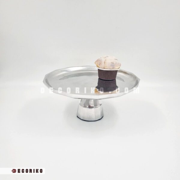 چیدمان میز پذیرایی شیک با ظرف شیرینی خوری آلومینیومی طرح مربعی