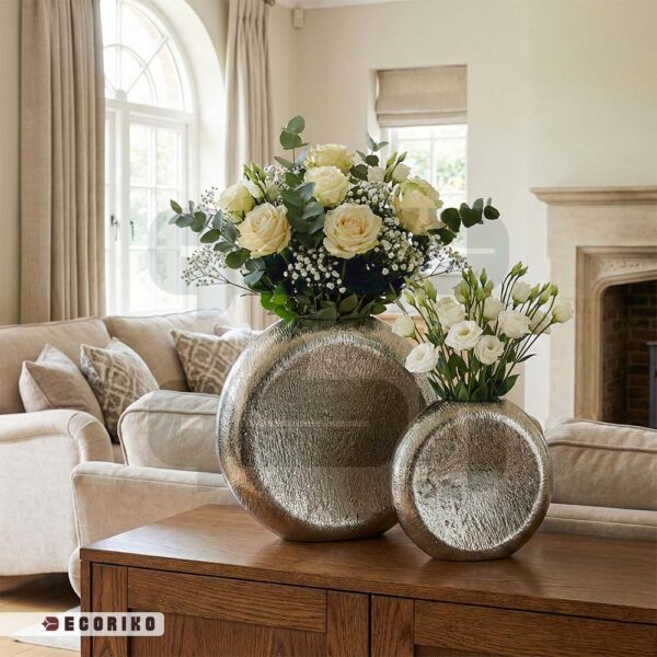 چیدمان گلدان آلومینیومی مدرن با گل رز سفید روی میز چوبی