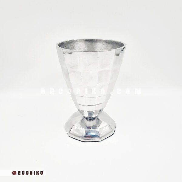 نمای نزدیک گلدان آلومینیومی دکوری