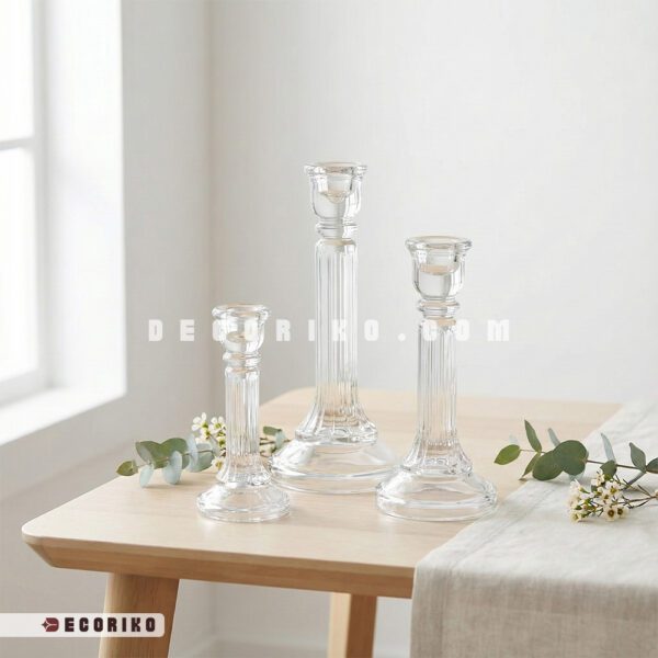 ست شمعدان کریستال سه سایز چیده شده روی میز چوبی با تم روشن