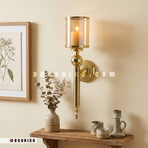 شمعدان دیواری طلایی مدل استوانه بالای شلف چوبی
