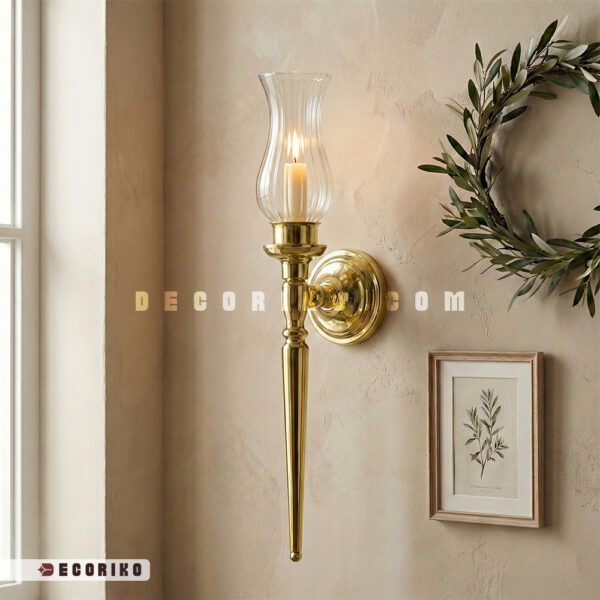 دیوارکوب تزئینی کلاسیک مدل نیزه‌ای طلایی روشن روی دیوار کرم