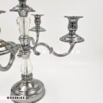 نمای نزدیک از شاخه‌های آلومینیومی شمعدان ۵ شعله رومیزی تنه کریستال کوتاه نقره‌ای