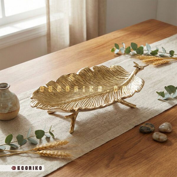 میوه خوری طلایی آلومینیومی طرح برگ روی میز پذیرایی چوبی