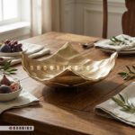 چیدمان میز پذیرایی با میوه خوری آلومینیومی طلایی طرح کندو بزرگ