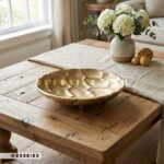 میوه خوری آلومینیومی طلایی بزرگ مدل کندو روی میز چوبی
