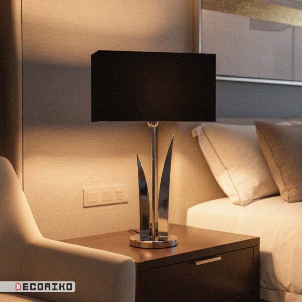 آباژور رومیزی استیل نقره ای مدل لاله کنار تخت خواب