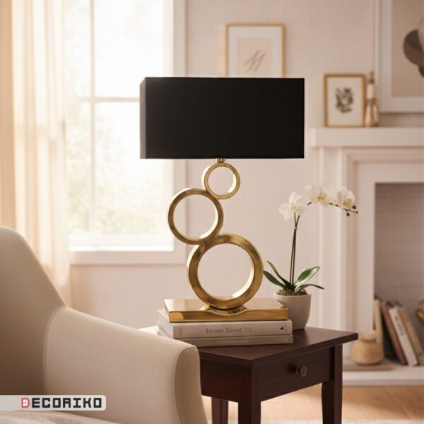 آباژور رومیزی طلایی مدرن مدل سه حلقه در دکوراسیون اتاق نشیمن