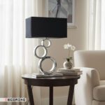 آباژور رومیزی استیل نقره ای سه حلقه روی میز کنار مبل