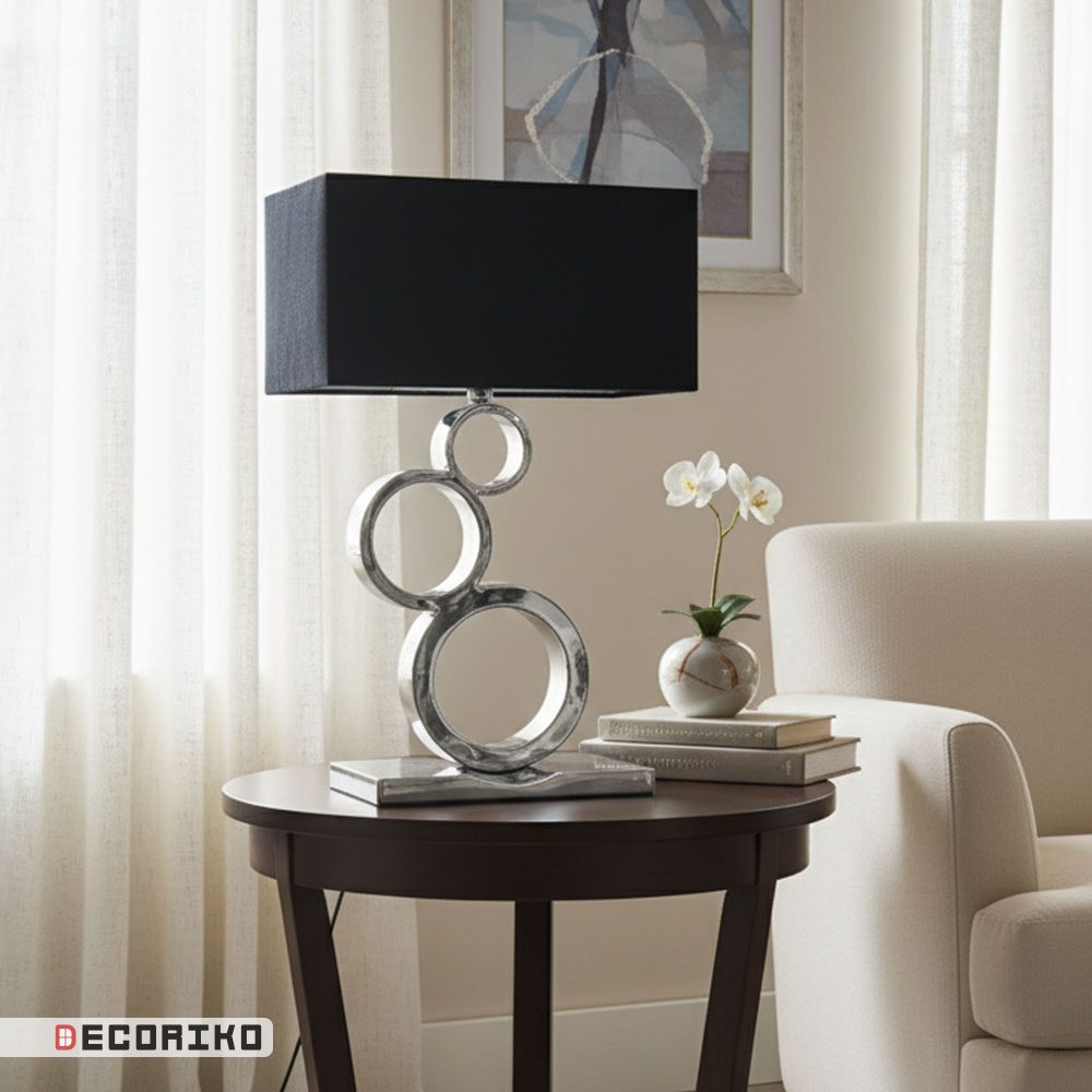 آباژور رومیزی استیل نقره ای سه حلقه روی میز کنار مبل