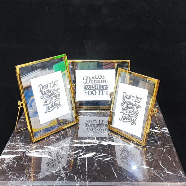 عکس نزدیک از قاب عکس مدرن فلزی طلایی رومیزی با پایه نگهدارنده