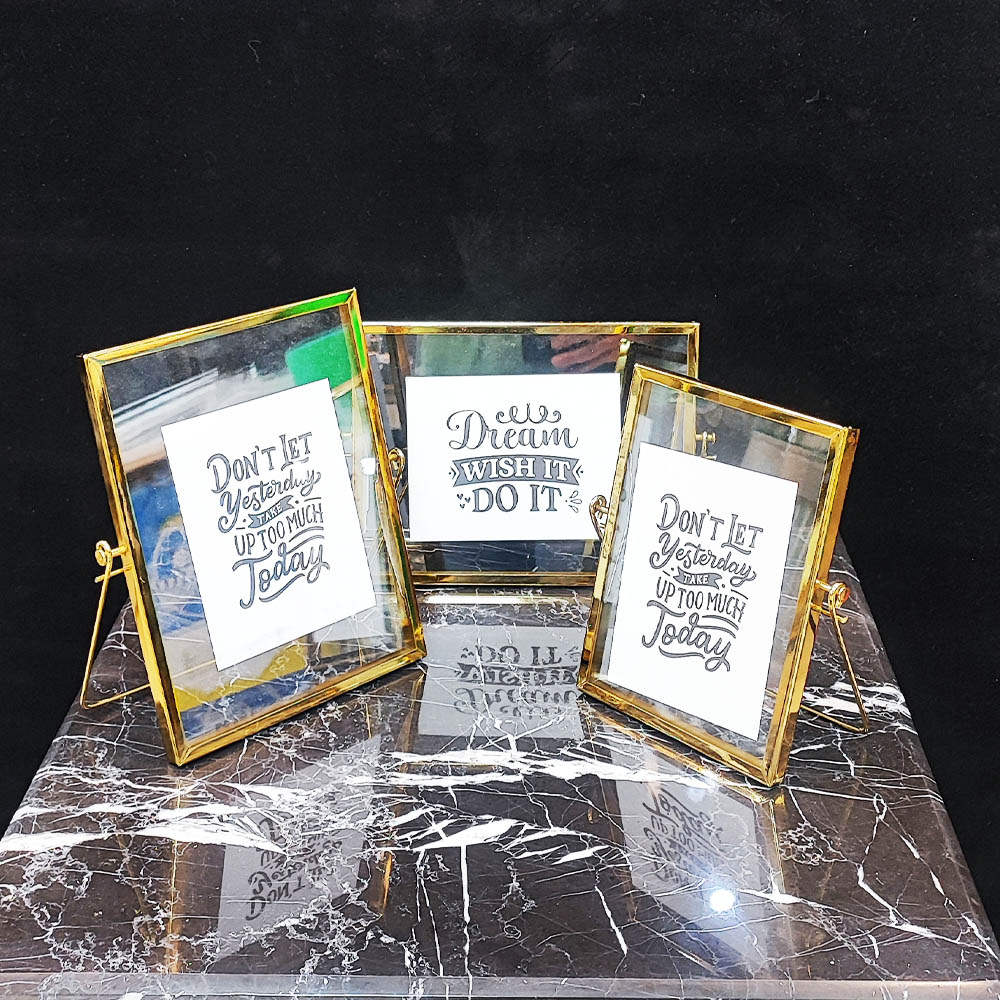 عکس نزدیک از قاب عکس مدرن فلزی طلایی رومیزی با پایه نگهدارنده