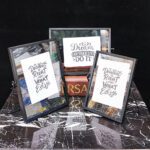 دکوراسیون سه گانه قاب عکس فلزی ساده روی میز مشکی و سفید.