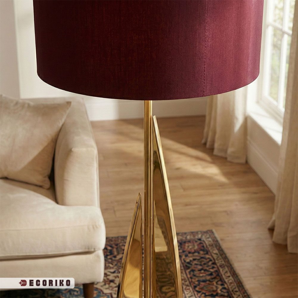 نمای نزدیک پایه و شید زرشکی آباژور ایستاده فلزی طلایی رنگ ثابت