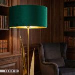 آباژور ایستاده استیل طلایی با کلاهک مخمل سبز یشمی در دکوراسیون کتابخانه کلاسیک - نمای نزدیک