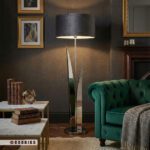 نمای دور پایه فلزی آباژور طرح لاله رنگ نقره ای و شید طوسی روی فرش