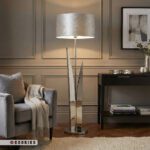 آباژور کنار سالنی مدرن رنگ کروم (سیلور) با کلاهک طوسی در پذیرایی مینیمال