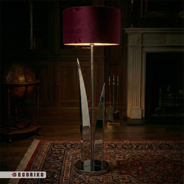 نمای دور پایه فلزی آباژور طرح لاله رنگ نقره ای و شید زرشکی روی فرش