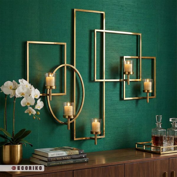 شمعدان دیواری طلایی ۵ شعله لوکس نصب شده روی دیوار سبز تیره