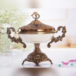 شکلات خوری پایه دار آنتیک مدل ماربل با درب و دسته‌های برنزی رنگ