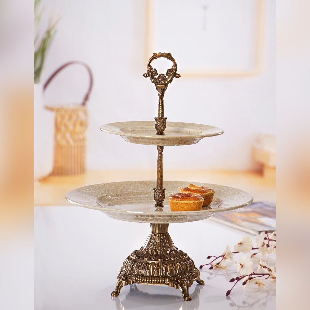 شیرینی خوری دو طبقه آنتیک مدل ماربل با دو شیرینی کوچک روی طبقه پایین