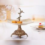 شیرینی خوری پایه دار آنتیک مدل ماربل با سینی مربع و دو شیرینی روی آن