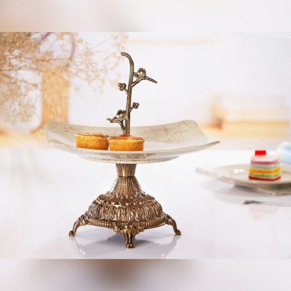 شیرینی خوری پایه دار آنتیک مدل ماربل با سینی مربع و دو شیرینی روی آن