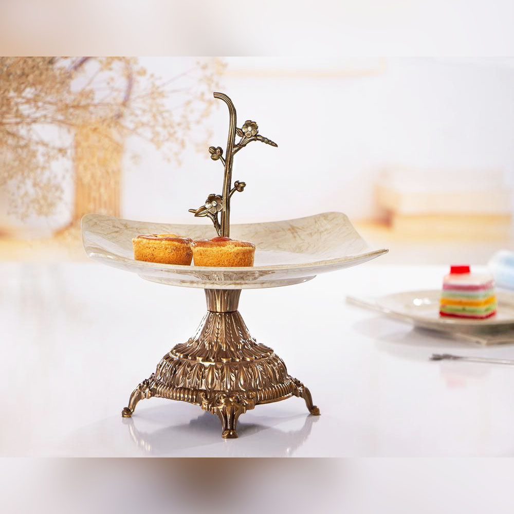 شیرینی خوری پایه دار آنتیک مدل ماربل با سینی مربع و دو شیرینی روی آن