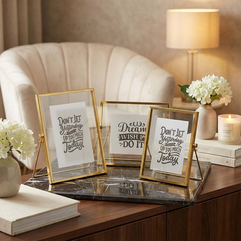 قاب عکس رومیزی فلزی طلایی ساده دکوریکو برای دکوراسیون میز کنسول