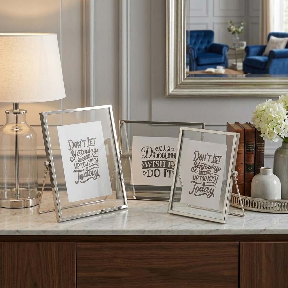 دکوراسیون قاب عکس رومیزی فلزی نقره‌ای مدرن روی میز کنسول.