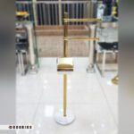 تصویر نمای کلی استند حوله و دستمال کاعذی ایستاده طلایی با سنگ سفید