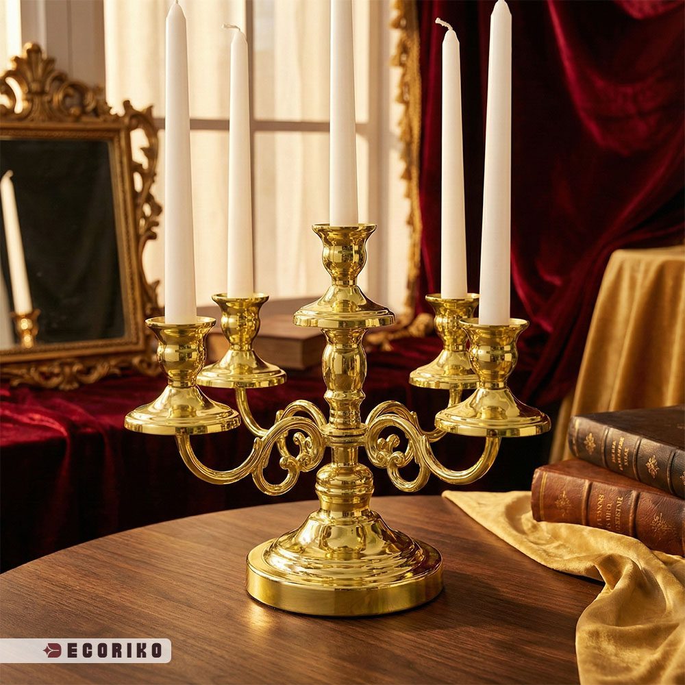 شمعدان ۵ شعله طلایی مدل سیلوین روی میز چوبی با طراحی کلاسیک