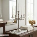 شمعدان رومیزی ۵ شاخه نقره ای مدل سیلوین روی کنسول مدرن