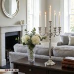 شمعدان ۵ شعله نقره ای بلند مدل سیلوین کنار گلدان روی میز کنسول