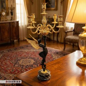 چیدمان شمعدان کلاسیک رومیزی مدل فرشته + بال های طلایی روی میز کنسول چوبی