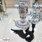 نمای نزدیک از آبکاری نقره و قلم‌زنی شاخه‌های شمعدان طرح فرشته