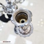 نمای نزدیک از آبکاری نقره و قلم‌زنی شاخه‌های شمعدان طرح فرشته