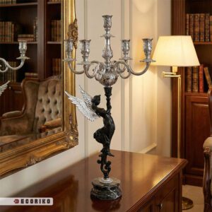 چیدمان شمعدان کلاسیک رومیزی مدل فرشته + بال های نقره‌ای روی میز کنسول چوبی