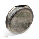 نمای نزدیک از بافت و ضخامت گلدان دکوری فلزی سیلور