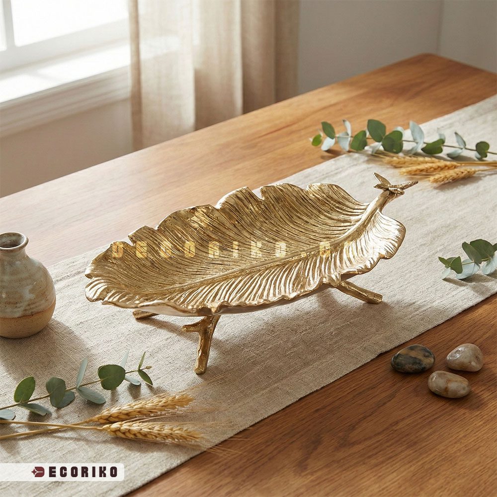 میوه خوری طلایی آلومینیومی طرح برگ روی میز پذیرایی چوبی